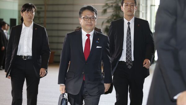 Japan's new Economy, Trade and Industry Minister Hiroshige Seko, center, arrives at the prime minister's official residence in Tokyo - Sputnik International