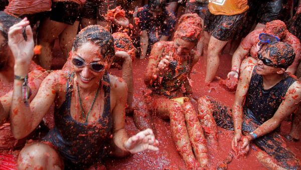 Revellers battle with tomato pulp during the annual 'Tomatina' (tomato fight) festival in Bunol near Valencia, Spain, August 31, 2016. - Sputnik International
