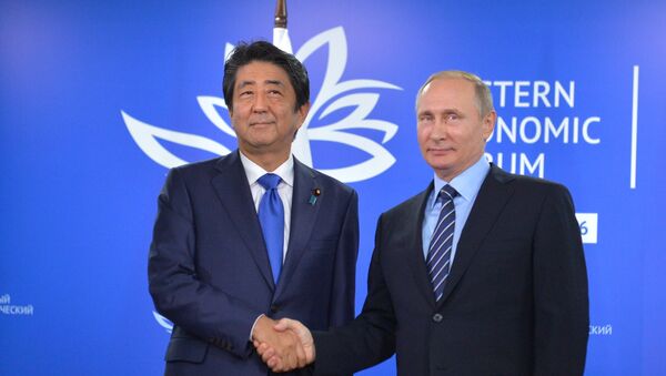 Japanese Prime Minister's Shinzo Abe  and Russian President Vladimir Putin - Sputnik International
