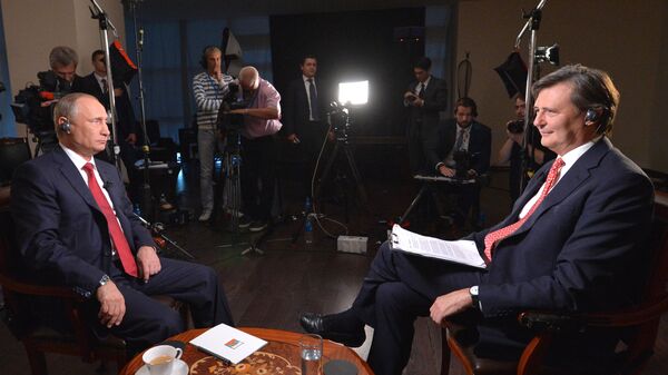 Russian President Vladimir Putin  in an interview with Bloomberg - Sputnik International