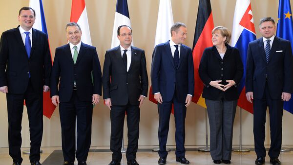French President Francois Hollande, Polish Prime Minister Donald Tusk, German Chancellor Angela Merkel and Slovak Prime Minister Robert Fico pose for a picture prior a meeting with Visegrad Group (Poland, the Czech Republic, Hungary and Slovakia) on March 6, 2013 in Warsaw. - Sputnik International