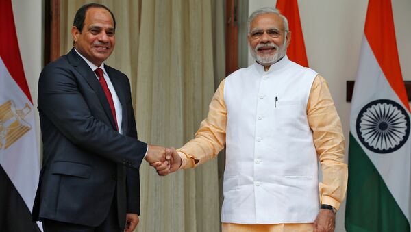 Egypt's President Abdel Fattah al-Sisi (L) shakes hands with India's Prime Minister Narendra Modi during a photo opportunity at Hyderabad House in New Delhi, India - Sputnik International