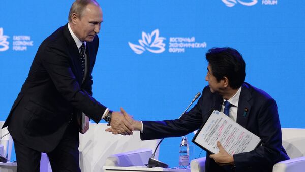 Russian President Vladimir Putin (left) and Japanese Prime Minister Shinzo Abe at the plenary session Discovering the Far East within the framework of the Eastern Economic Forum. - Sputnik International