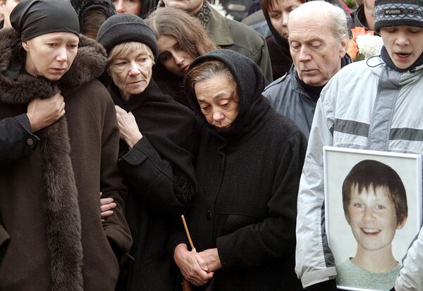 Relatives and friends of Arseny Kurilenko (portrait at R), 13, a member of the cast of the Nord-Ost show mourn during his funeral in Moscow, 30 October 2002. (File) Relatives and friends of Arseny Kurilenko (portrait at R), 13, a member of the cast of the Nord-Ost show mourn during his funeral in Moscow, 30 October 2002. (File) - Sputnik International