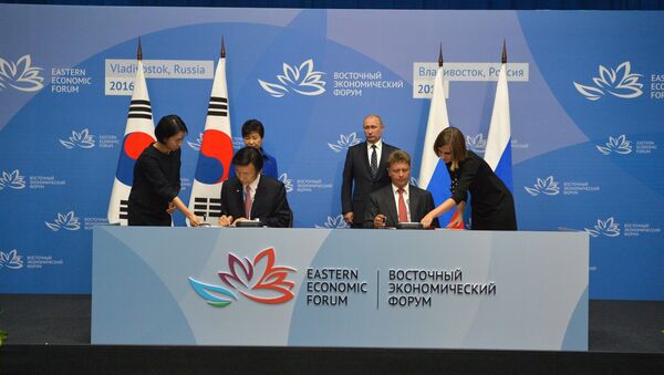 September 3, 2016. Russian President Vladimir Putin and South Korean President Park Geun-hye, background, during the ceremony of signing joint documents following the Russian-South Korean talks as part of the Eastern Economic Forum. Foreground, second left: South Korean Minister of Foreign Affairs and Trade Yun Byung-se. Foreground, second right: Russian Minister of Transport Maxim Sokolov. - Sputnik International