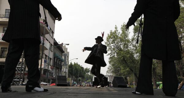 Men dressed in 1940s-era zoot suits dance during a festival in honor of Tin Tan in Mexico City. (File) - Sputnik International