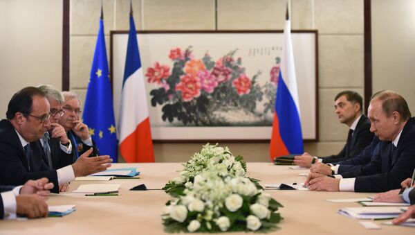 French President Francois Hollande (L) meets with Russian President Vladimir Putin (R) during the G20 Leaders Summit in Hangzhou, in China's eastern Zhejiang province - Sputnik International
