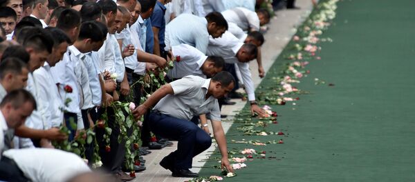 People attend a mourning ceremony following the death of Uzbek President Islam Karimov, in Registan Square in Samarkand, Uzbekistan, September 3, 2016 People attend a mourning ceremony following the death of Uzbek President Islam Karimov, in Registan Square in Samarkand, Uzbekistan, September 3, 2016 - Sputnik International
