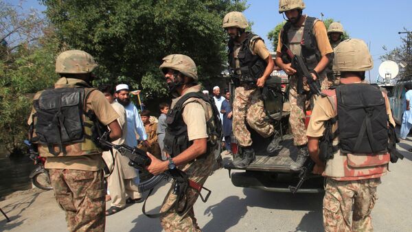 Soldiers arrive at a street after suicide bombers attacked a Christian neighbourhood in Khyber Agency near Peshawar, Pakistan, September 2, 2016 - Sputnik International