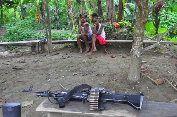 FARC guerillas visit a neighboring village - Sputnik International