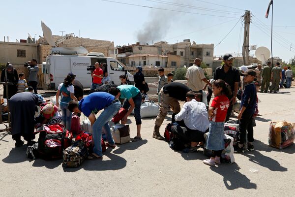 Civilians get their belongings inspected by Syrian Army soldiers in Daraya before being evacuated, after reports of an agreement between rebels and Syria's army to evacuate civilians and rebel fighters from Moadamiya, in Damascus, Syria September 2, 2016 Civilians get their belongings inspected by Syrian Army soldiers in Daraya before being evacuated, after reports of an agreement between rebels and Syria's army to evacuate civilians and rebel fighters from Moadamiya, in Damascus, Syria September 2, 2016 - Sputnik International