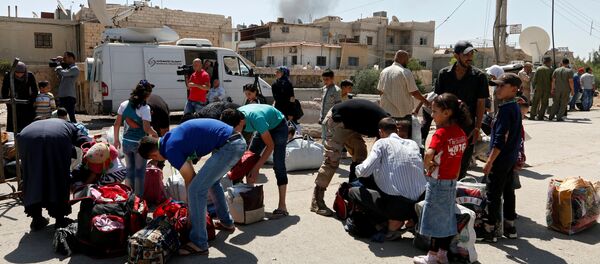Civilians get their belongings inspected by Syrian Army soldiers in Daraya before being evacuated, after reports of an agreement between rebels and Syria's army to evacuate civilians and rebel fighters from Moadamiya, in Damascus, Syria September 2, 2016 Civilians get their belongings inspected by Syrian Army soldiers in Daraya before being evacuated, after reports of an agreement between rebels and Syria's army to evacuate civilians and rebel fighters from Moadamiya, in Damascus, Syria September 2, 2016 - Sputnik International