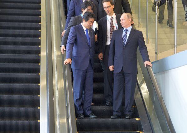 Russian President Vladimir Putin and Japanese Prime Minister Shinzo Abe meet at the Eastern Economic Forum on Russky Island, September 2016 - Sputnik International