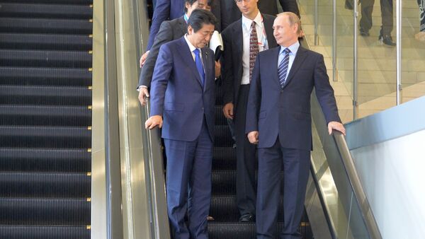 Russian President Vladimir Putin and Japanese Prime Minister Shinzo Abe meet at the Eastern Economic Forum on Russky Island, September 2016 - Sputnik International