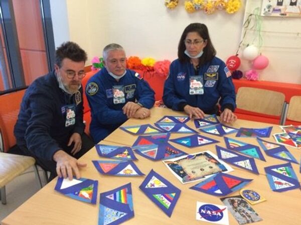 NASA astronauts hold art therapy master class for cancer patients in Moscow NASA astronauts hold art therapy master class for cancer patients in Moscow - Sputnik International