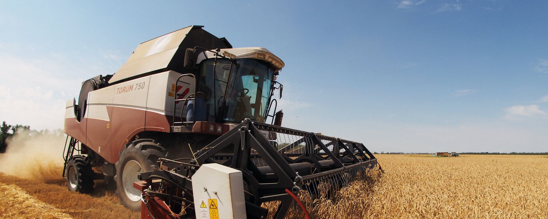 Combine harvester works the fields in southern Russia's Krasnodar Territory - Sputnik International, 1920, 27.10.2023