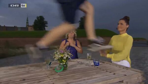 Dude runs over table on danish live tv - Sputnik International