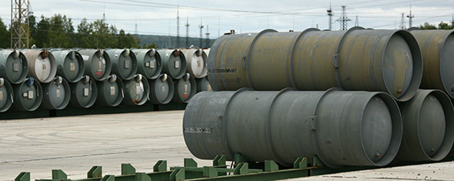 Barrels for depleted uranium hexafluoride, a compound used in the uranium enrichment process - Sputnik International, 1920, 22.03.2023