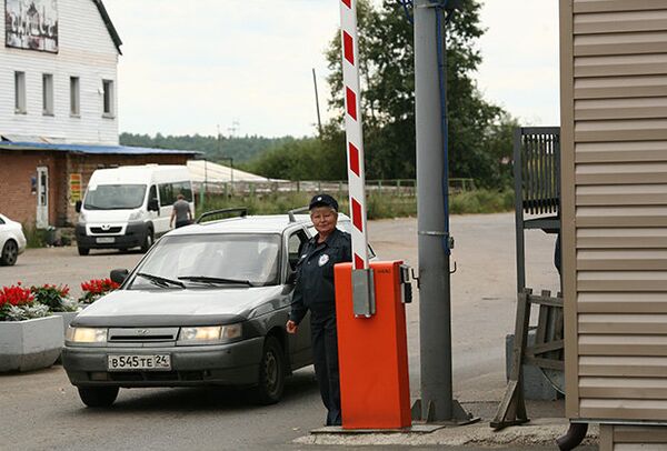 A policewoman is seen at this photo of Zelenogorsk's checkpoint A policewoman is seen at this photo of Zelenogorsk's checkpoint - Sputnik International