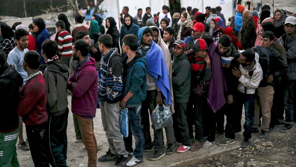 Refugees and migrants line up for a food distribution at the Moria refugee camp on the Greek island of Lesbos, November 5, 2015 - Sputnik International