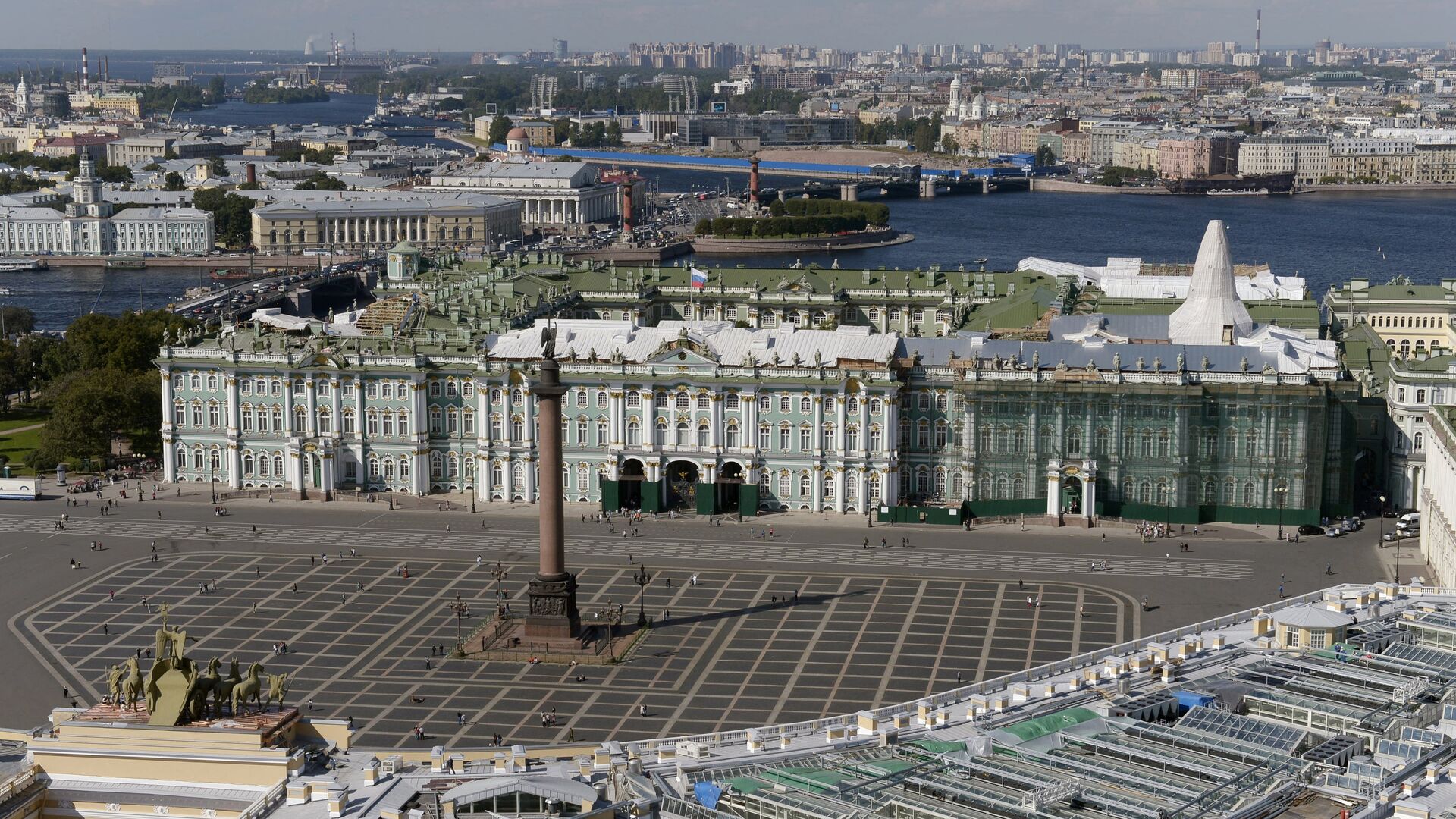 A view of the Palace Square and State Hermitage Museum in St. Petersburg. The photo was taken from a helicopter. - Sputnik International, 1920, 07.04.2022