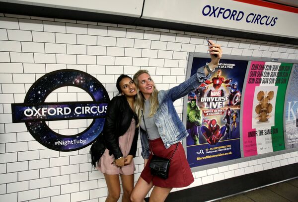 Passengers pose for a selfie as they wait for the Night Tube train service at Oxford Circus on the London underground system in London, Britain August 20, 2016. Passengers pose for a selfie as they wait for the Night Tube train service at Oxford Circus on the London underground system in London, Britain August 20, 2016. - Sputnik International