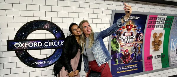 Passengers pose for a selfie as they wait for the Night Tube train service at Oxford Circus on the London underground system in London, Britain August 20, 2016. Passengers pose for a selfie as they wait for the Night Tube train service at Oxford Circus on the London underground system in London, Britain August 20, 2016. - Sputnik International