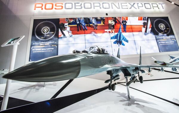 A model of the Su-35 aircraft at the Rosoboronexport stand during the 2015 Dubai Airshow international exhibition - Sputnik International