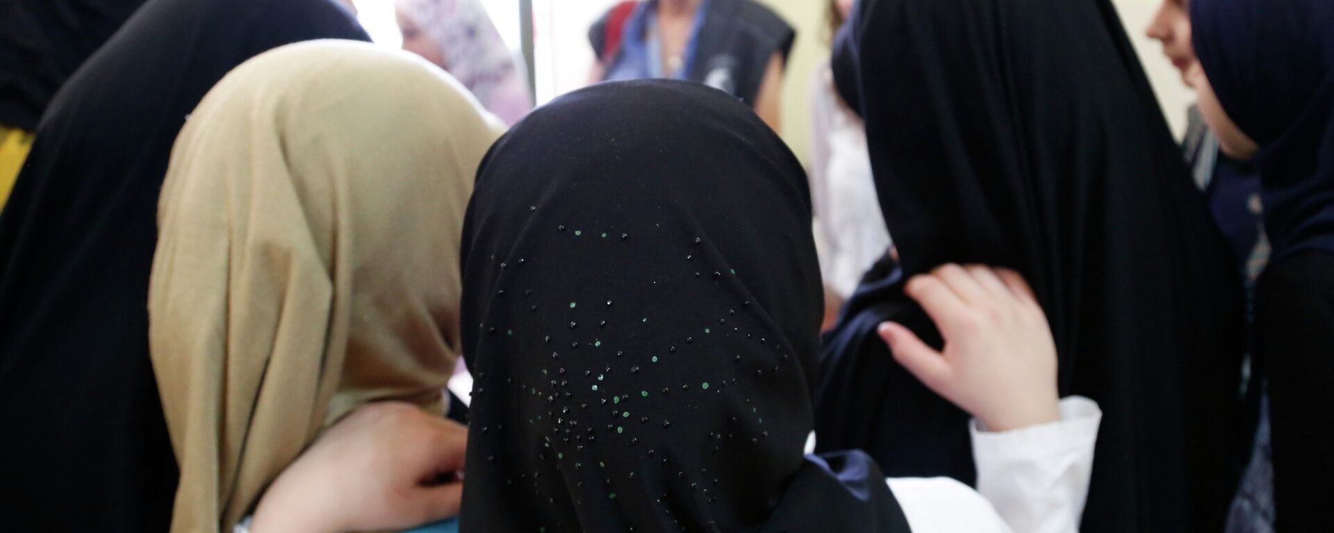 Syrian and Lebanese girls huddle round in a group discussion about early marriage at a community centre in southern Lebanon. - Sputnik International, 1920, 08.03.2022