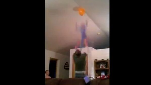 Dad Throws Son to Grab Balloon on Ceiling - Sputnik International