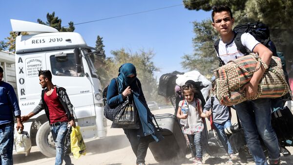 Syrian refugees walk on their way back to the Syrian city of Jarabulus on September 7, 2016 at Karkamis crossing gate, in the southern region of Kilis - Sputnik International