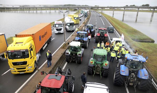 Harbor workers, truck drivers, farmers, storekeepers and residents attend a protest demonstration on the motorway against the migrant situation in Calais, France, September 5, 2016 Harbor workers, truck drivers, farmers, storekeepers and residents attend a protest demonstration on the motorway against the migrant situation in Calais, France, September 5, 2016 - Sputnik International