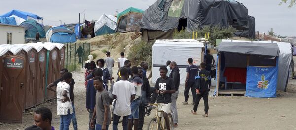 Migrants walk in the northern area of the camp called the Jungle in Calais, France, September 6, 2016 Migrants walk in the northern area of the camp called the Jungle in Calais, France, September 6, 2016 - Sputnik International
