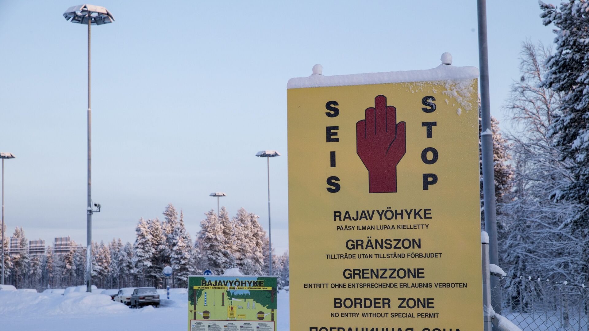 In this picture taken January 20, 2016, border zone signs are seen at the Finnish-Russian border in Salla, northern Finland - Sputnik International, 1920, 20.11.2023
