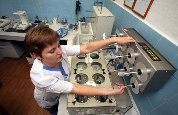 An researcher at a pharmaceutical testing laboratory performs a test on a medicine in Kiev, 01 June 2007 An researcher at a pharmaceutical testing laboratory performs a test on a medicine in Kiev, 01 June 2007 - Sputnik International