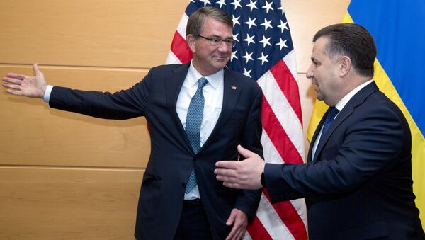 US Secretary of Defence Ash Carter (L) welcomes Ukraine's Defence Minister Stepan Poltorak (R) prior to a meeting at NATO headquarters in Brussels on June 15, 2016 - Sputnik International
