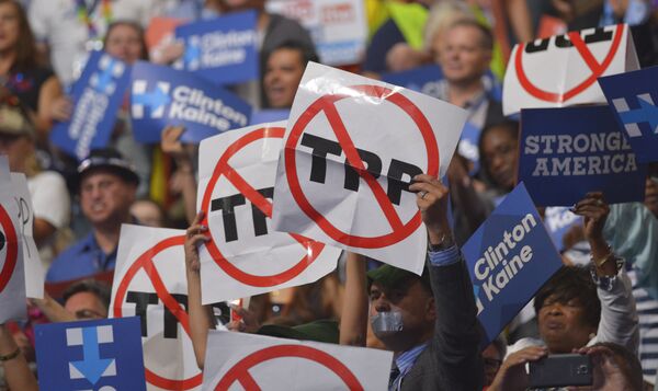 People hold signs against the Trans Pacific Partnership (TPP) on Day 3 of the Democratic National Convention at the Wells Fargo Center, July 27, 2016 in Philadelphia, Pennsylvania - Sputnik International