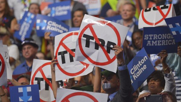 People hold signs against the Trans Pacific Partnership (TPP) on Day 3 of the Democratic National Convention at the Wells Fargo Center, July 27, 2016 in Philadelphia, Pennsylvania - Sputnik International
