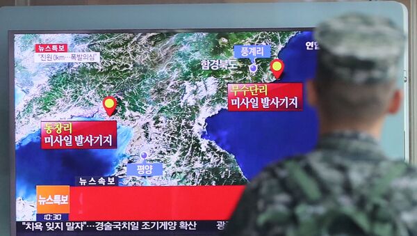 A South Korean soldier watches a TV broadcasting a news report on Seismic activity produced by a suspected North Korean nuclear test, at a railway station in Seoul, South Korea, September 9, 2016. - Sputnik International