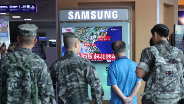 South Korean soldiers and passenger watch a TV broadcasting a news report on Seismic activity produced by a suspected North Korean nuclear test, at a railway station in Seoul, South Korea, September 9, 2016. - Sputnik International