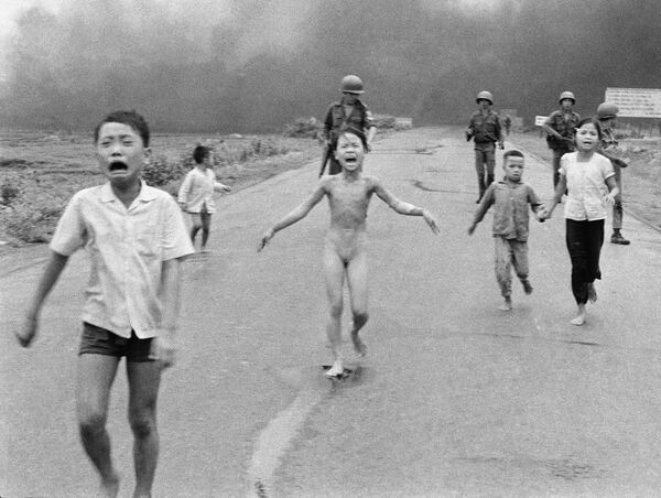 This is a June 8, 1972 file photo of South Vietnamese forces follow after terrified children, including 9-year-old Kim Phuc, center, as they run down Route 1 near Trang Bang after an aerial napalm attack on suspected Viet Cong hiding places This is a June 8, 1972 file photo of South Vietnamese forces follow after terrified children, including 9-year-old Kim Phuc, center, as they run down Route 1 near Trang Bang after an aerial napalm attack on suspected Viet Cong hiding places - Sputnik International