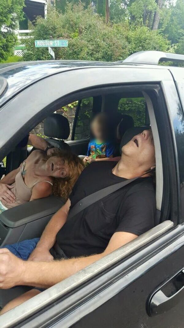 Ohio Cops Publish Disturbing Photos of Overdosed Parents with Small Child in Car Ohio Cops Publish Disturbing Photos of Overdosed Parents with Small Child in Car - Sputnik International