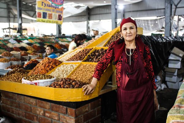 A woman sells dried fruits and herbs in Osh Bazaar in Bishkek A woman sells dried fruits and herbs in Osh Bazaar in Bishkek - Sputnik International