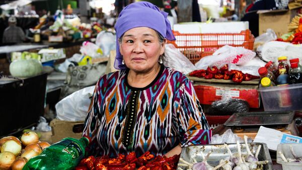 A woman sells vegetables in Osh Bazaar in Bishkek - Sputnik International