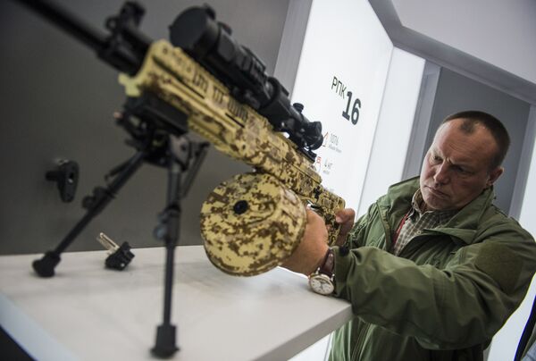 A visitor examines the RPK-16 machine of the Kalashnikov concern at the Army 2016 International military and technical forum. - Sputnik International