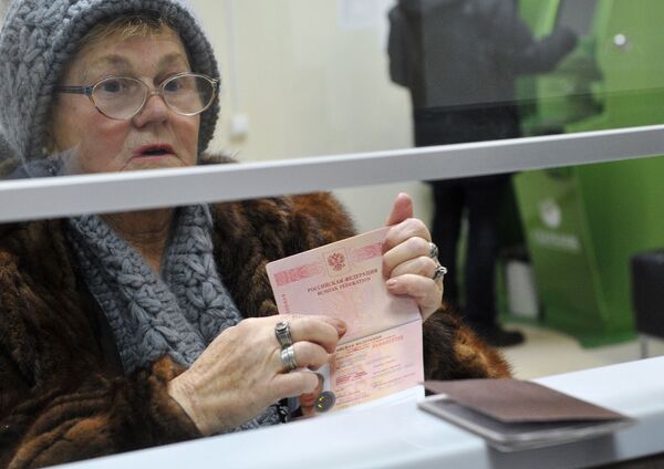 Issuing international passports at the Multifunction State Service Center of Moscow's Nagorny district Issuing international passports at the Multifunction State Service Center of Moscow's Nagorny district - Sputnik International