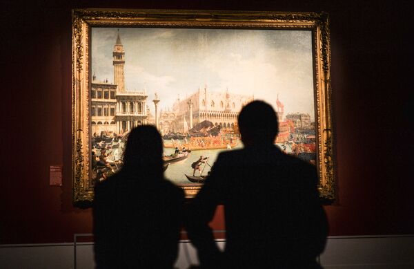 Visitors familiarize themselves with an exposition as part of the international Museum Night event at the Pushkin State Museum of Fine Arts in Moscow Visitors familiarize themselves with an exposition as part of the international Museum Night event at the Pushkin State Museum of Fine Arts in Moscow - Sputnik International