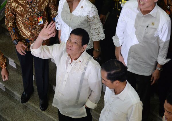 Philippine President Rodrigo Duterte (C) waves next to Indonesian President Joko Widodo (lower R) during a visit to Tanah Abang market in Jakarta Philippine President Rodrigo Duterte (C) waves next to Indonesian President Joko Widodo (lower R) during a visit to Tanah Abang market in Jakarta - Sputnik International