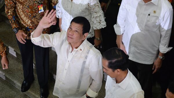 Philippine President Rodrigo Duterte (C) waves next to Indonesian President Joko Widodo (lower R) during a visit to Tanah Abang market in Jakarta - Sputnik International