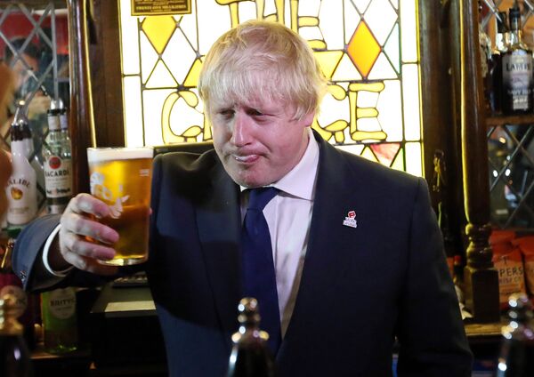 Former London Mayor, and Vote Leave campaigner, Boris Johnson is pictured with a pint of beer ahead of meeting with members of the public and supporters in Piercebridge, near Darlington, north-east England. (File) - Sputnik International